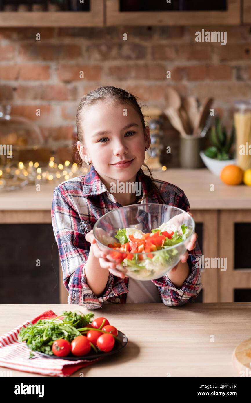 repas végétarien végétalien enfants sourire fille saladier Banque D'Images