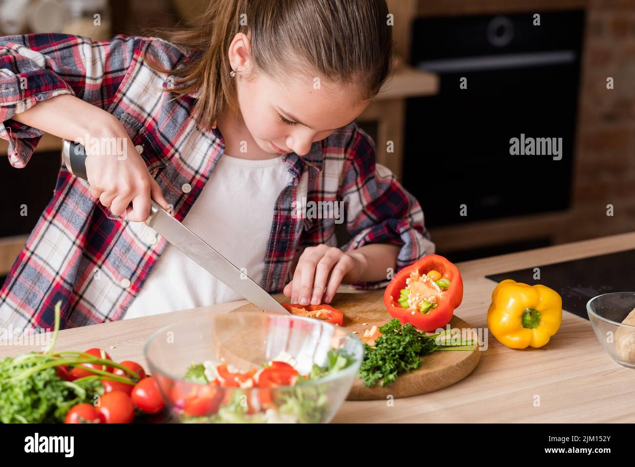 fille coupe vegie cuisiner ingrédients du dîner aliments sains Banque D'Images