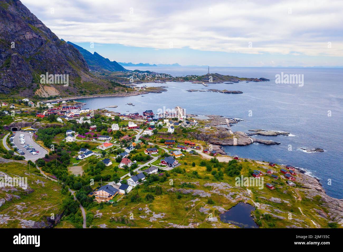 Village de pêcheurs de Reine entouré de hautes montagnes et de fjords sur les îles Lofoten Banque D'Images