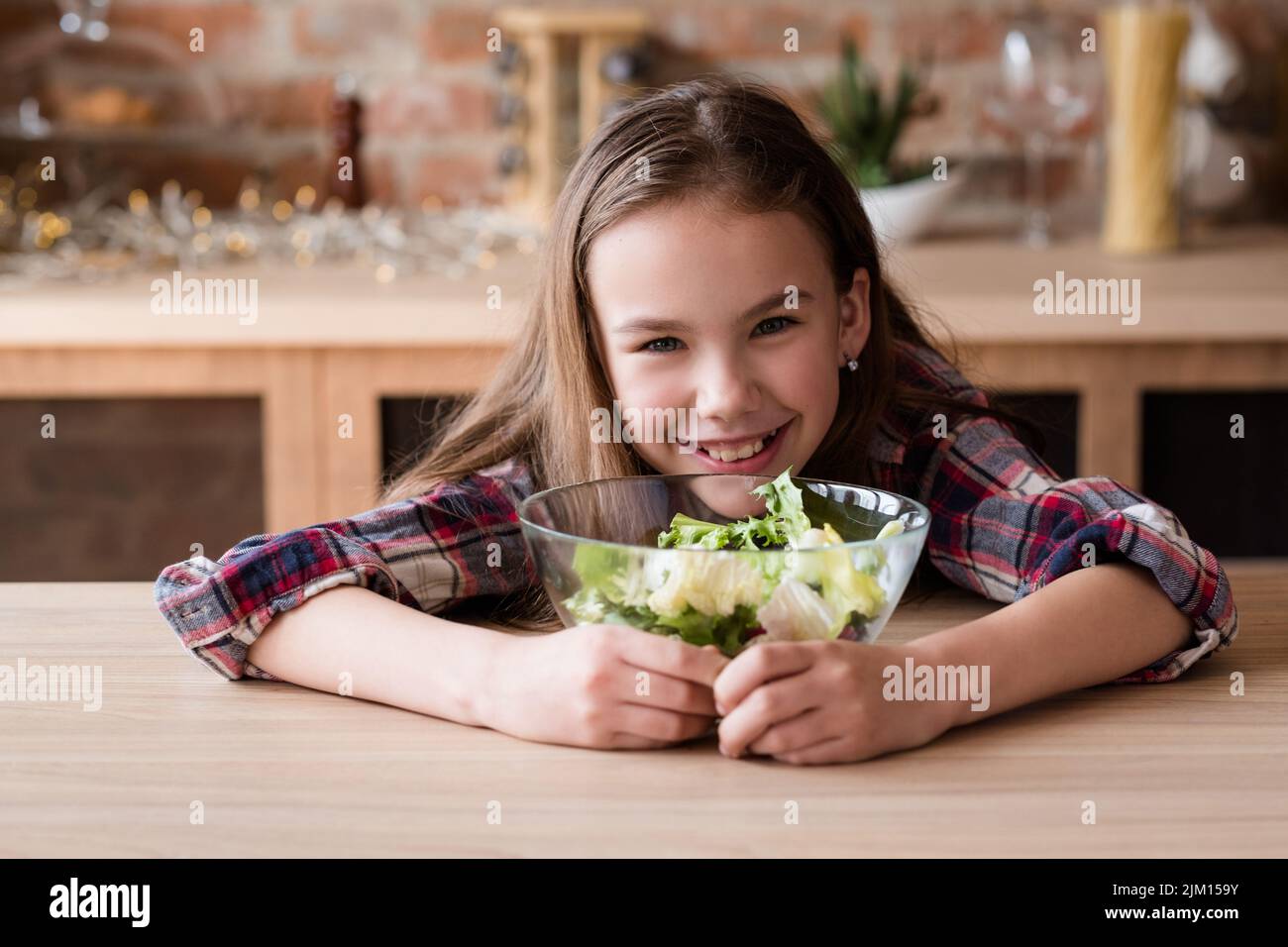 repas végétarien végétalien enfants sourire fille saladier Banque D'Images