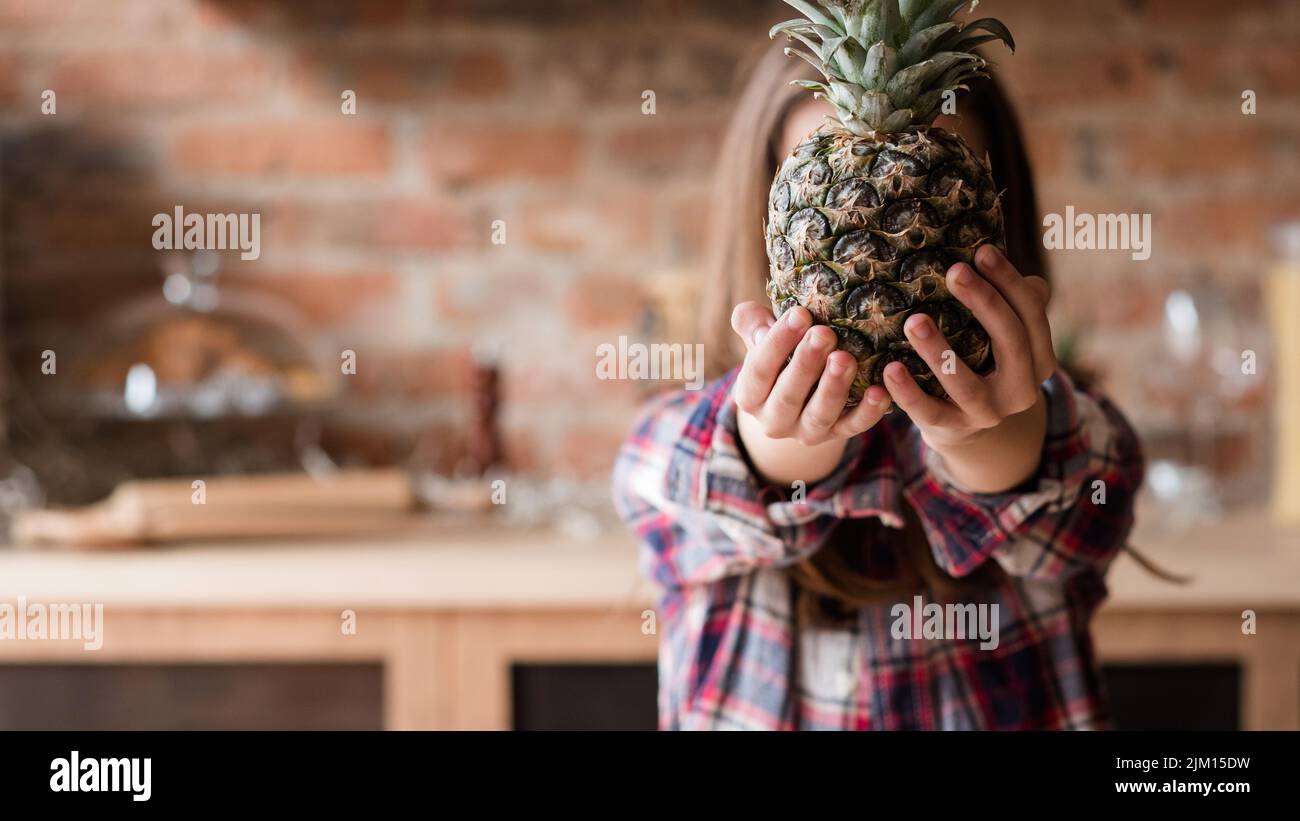 fruits naturels biologiques alimentation équilibrée fille ananas Banque D'Images