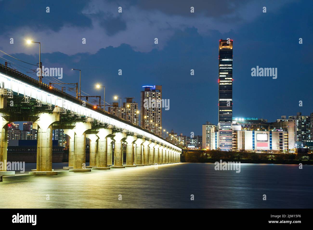 Vue nocturne de la rivière Han de Séoul, pont ferroviaire Jamsil Banque D'Images