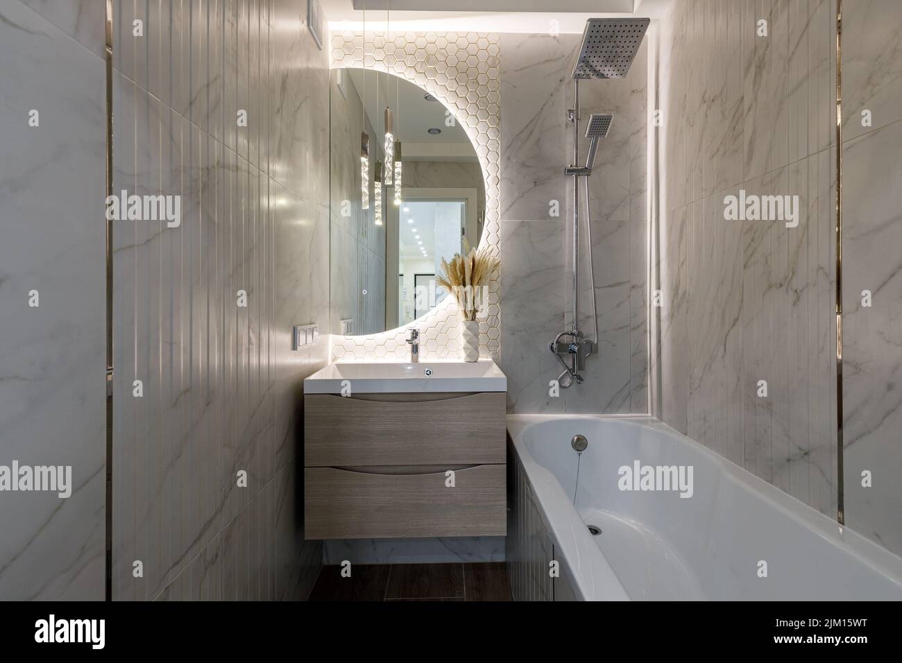 Vue large de l'évier et de la baignoire avec lumière tamisée Banque D'Images