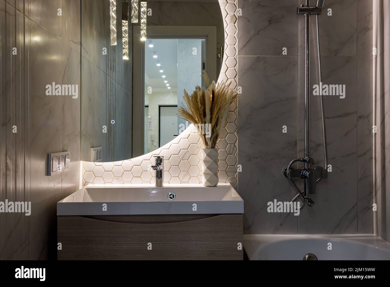 Gros plan de l'évier et du miroir avec lumière tamisée Banque D'Images