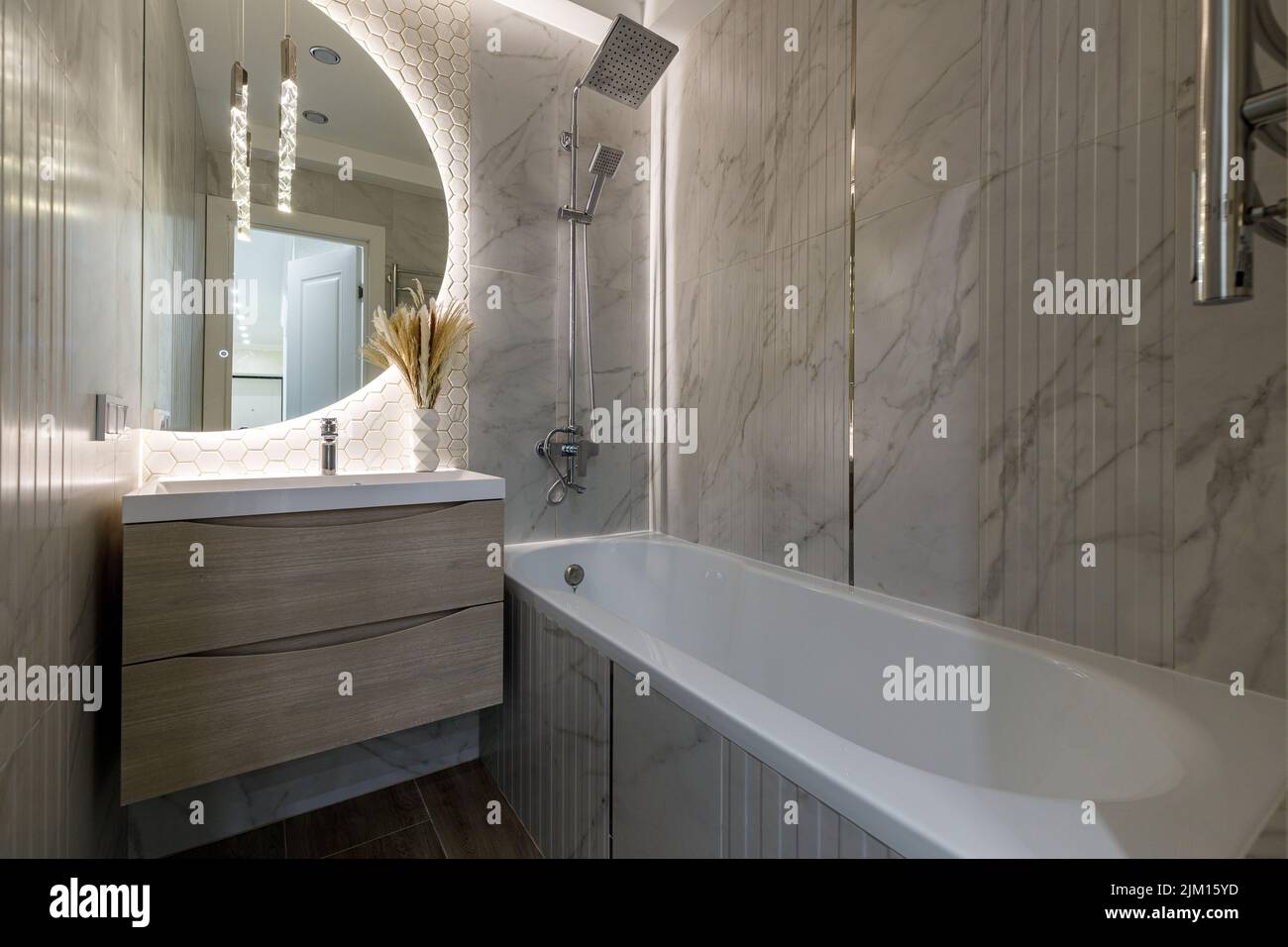 Vue large de l'évier et de la baignoire avec lumière tamisée Banque D'Images