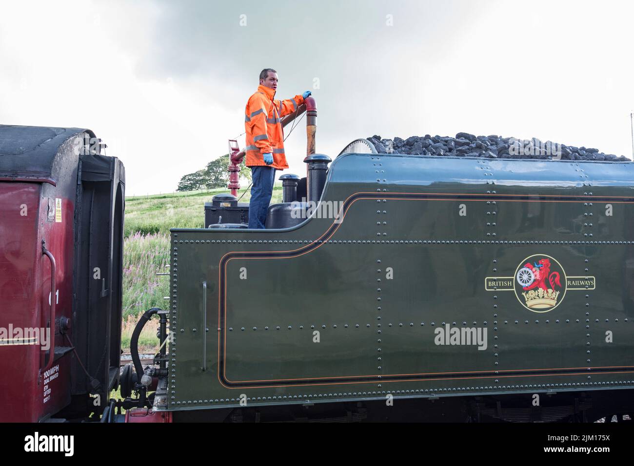 Compléter la locomotive à vapeur, Scots Guardsman, avec de l'eau à la gare de Hellifield avant la poursuite de la course vers Scarborough 4th août 2022. Banque D'Images