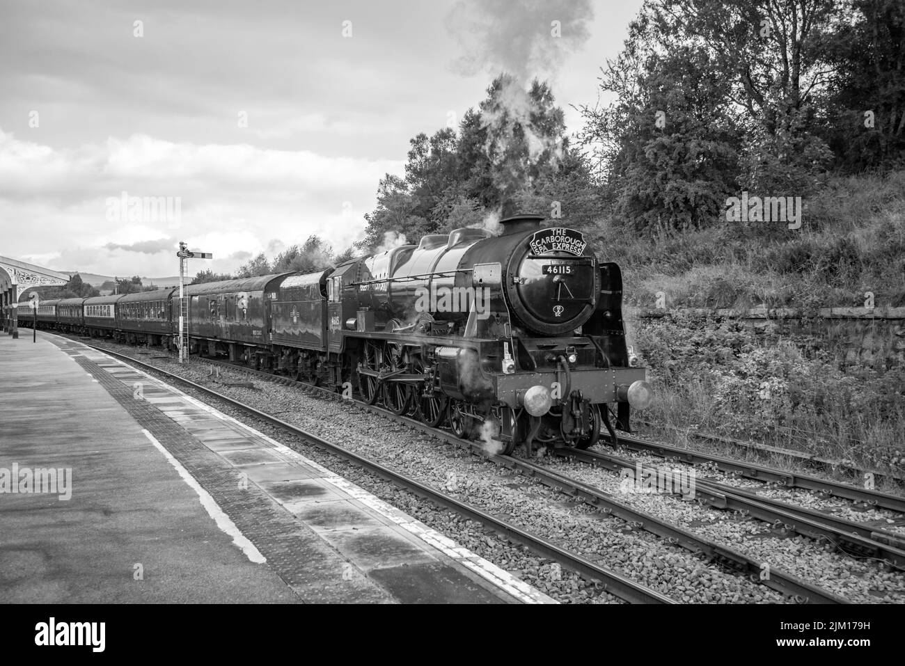 La locomotive à vapeur Scots Guardsman part de la gare de Hellifield en direction de Scarborough (désignée comme Scarborough Spa Express). Banque D'Images