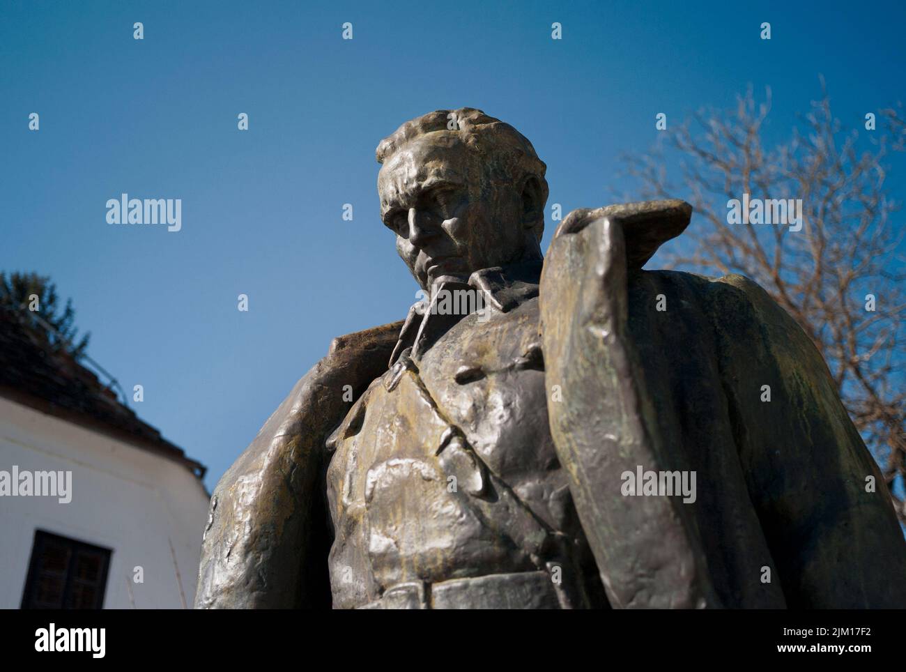Kumrovec, Croatie. Une statue de Tito, président de Yougoslavie, se tient à l'extérieur de la maison du village où il est né. Banque D'Images