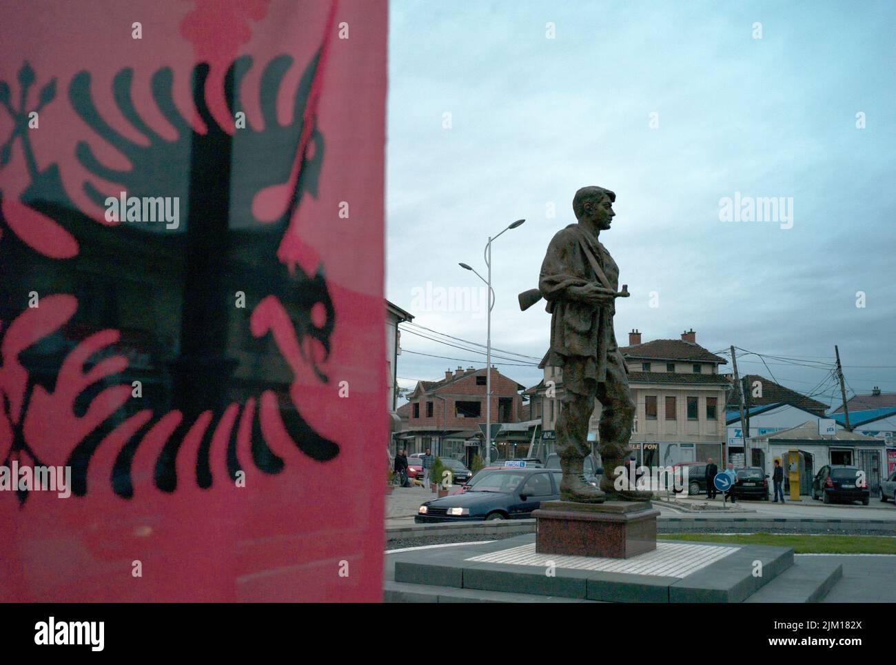 Kosovo, statue d'un soldat de l'Armée de libération du Kosovo avec drapeau albanais. Banque D'Images