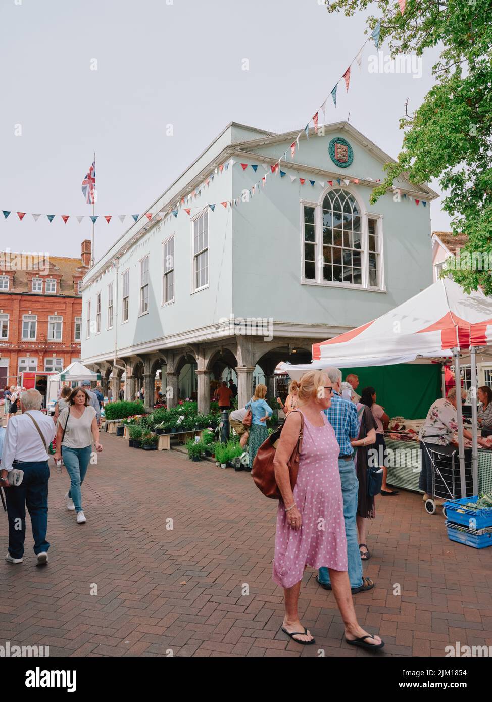 Le Guildhall le jour du marché à Faversham Kent, Angleterre, Royaume-Uni Banque D'Images