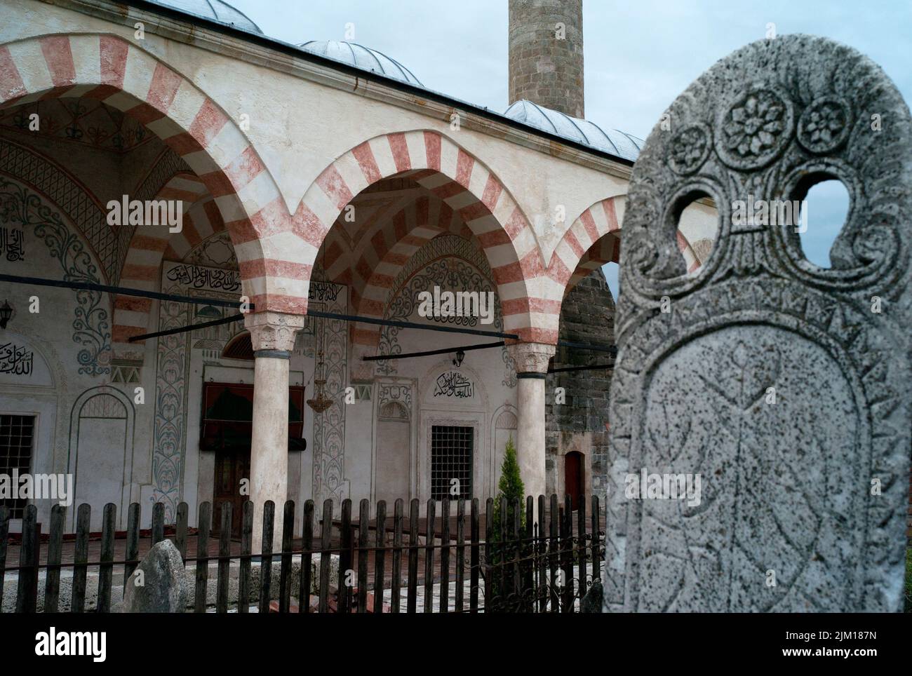 Kosovo, pierre tombale musulmane dehors comme mosquée. Banque D'Images
