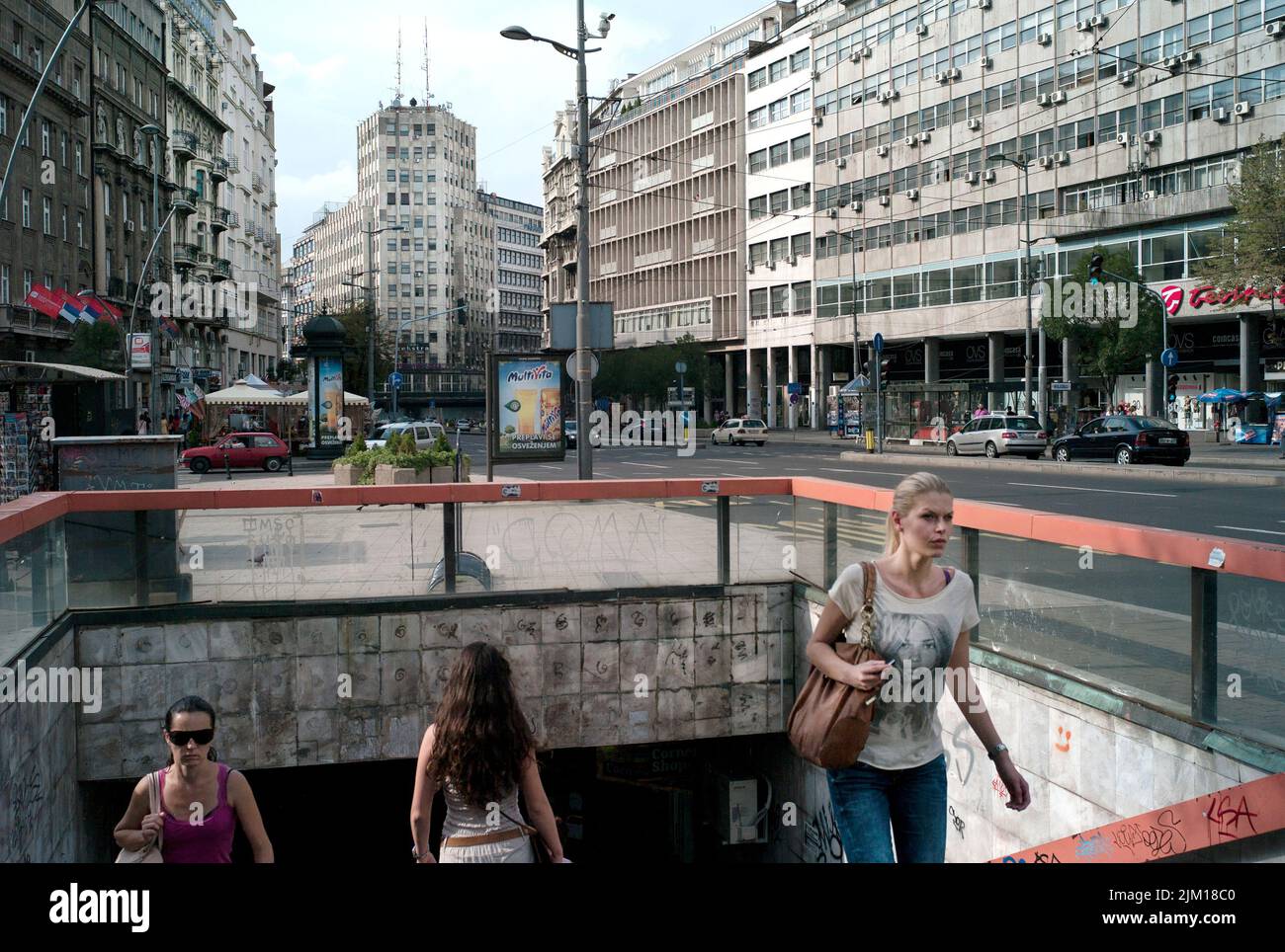Belgrade, Serbie. Au centre-ville dans la capitale serbe, une femme sort d'un passage souterrain. Banque D'Images
