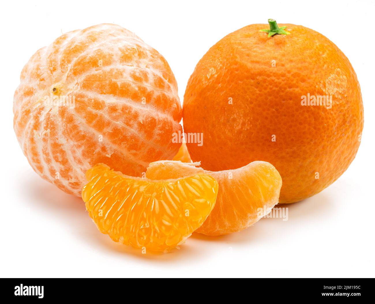 Fruits de mandarine mûrs avec et tranches de mandarine sur fond blanc. Banque D'Images