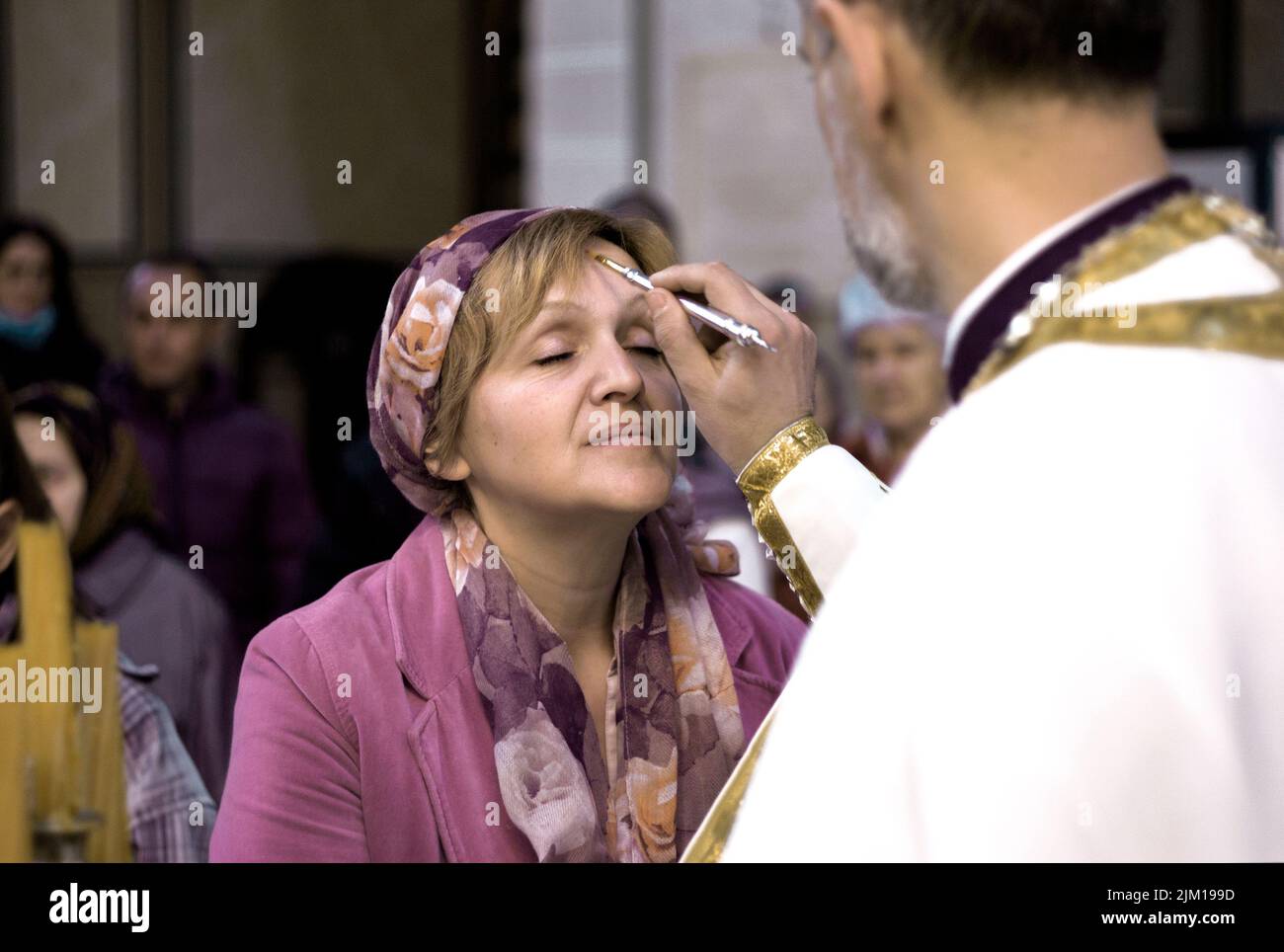Sarajevo, Bosnie. Une femme serbe reçoit une bénédiction d'un prêtre pendant les Pâques orthodoxes. Banque D'Images