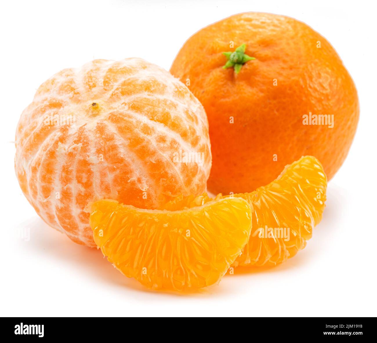 Fruits de mandarine mûrs avec et tranches de mandarine sur fond blanc. Banque D'Images