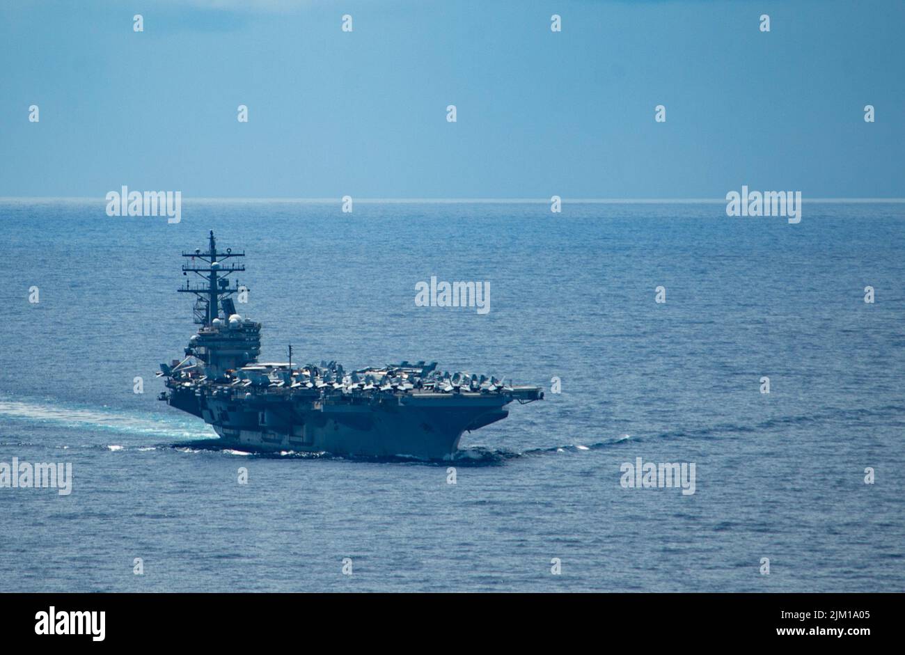 Océan Pacifique. 12th juillet 2022. La Marine américaine, seul le porte-avions déployé par l'avant USS Ronald Reagan (CVN 76), traverse le détroit de Balabec. Ronald Reagan, le navire amiral du Carrier Strike Group 5, fournit une force prête à combattre qui protège et défend les États-Unis, et soutient les alliances, les partenariats et les intérêts maritimes collectifs dans la région Indo-Pacifique. Credit: U.S. Navy/ZUMA Press Wire Service/ZUMAPRESS.com/Alamy Live News Banque D'Images