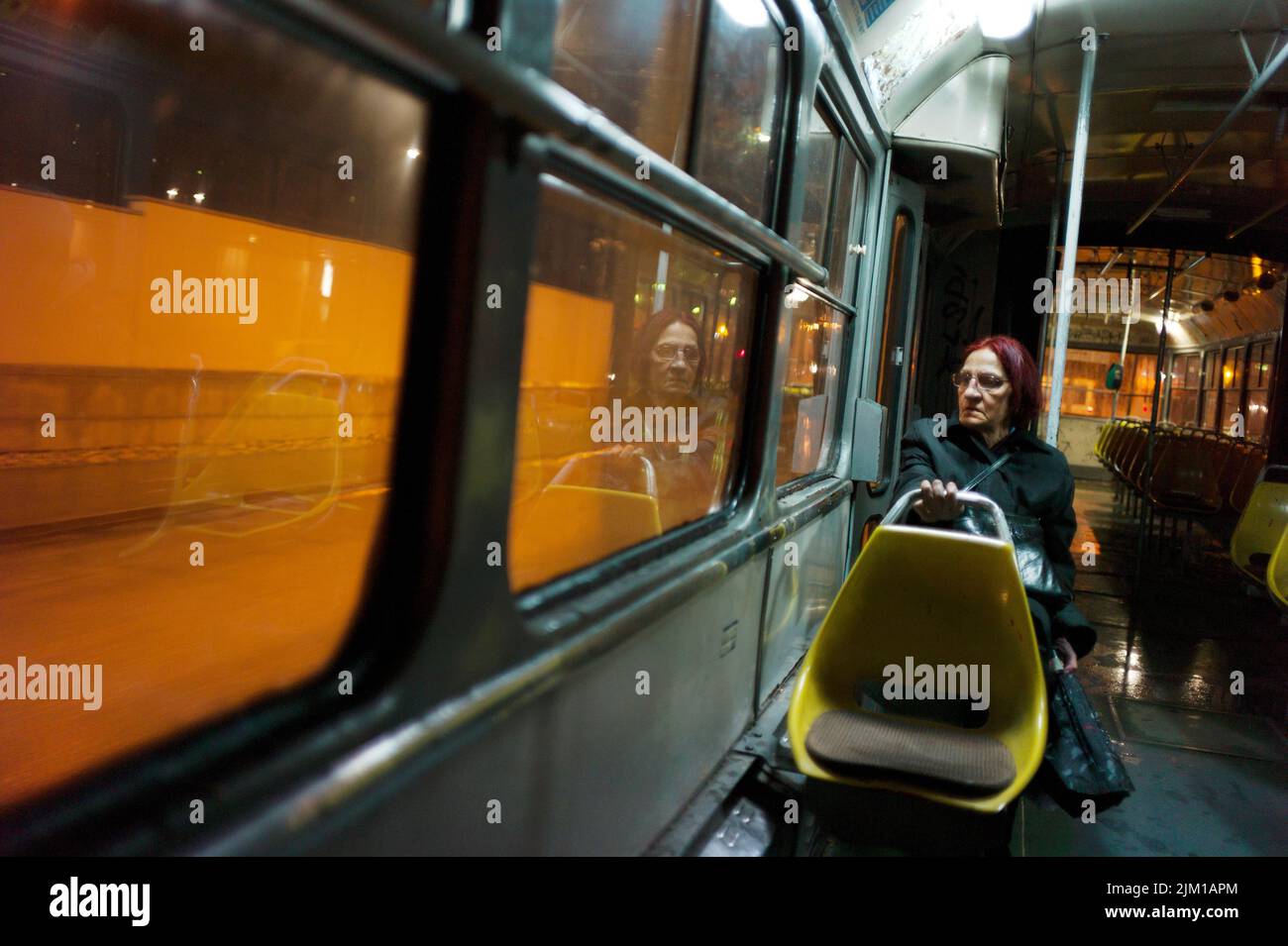 Sarajevo, Bosnie. Tram dans le centre ville de la capitale bosniaque. Vieille femme en tram vide. Banque D'Images