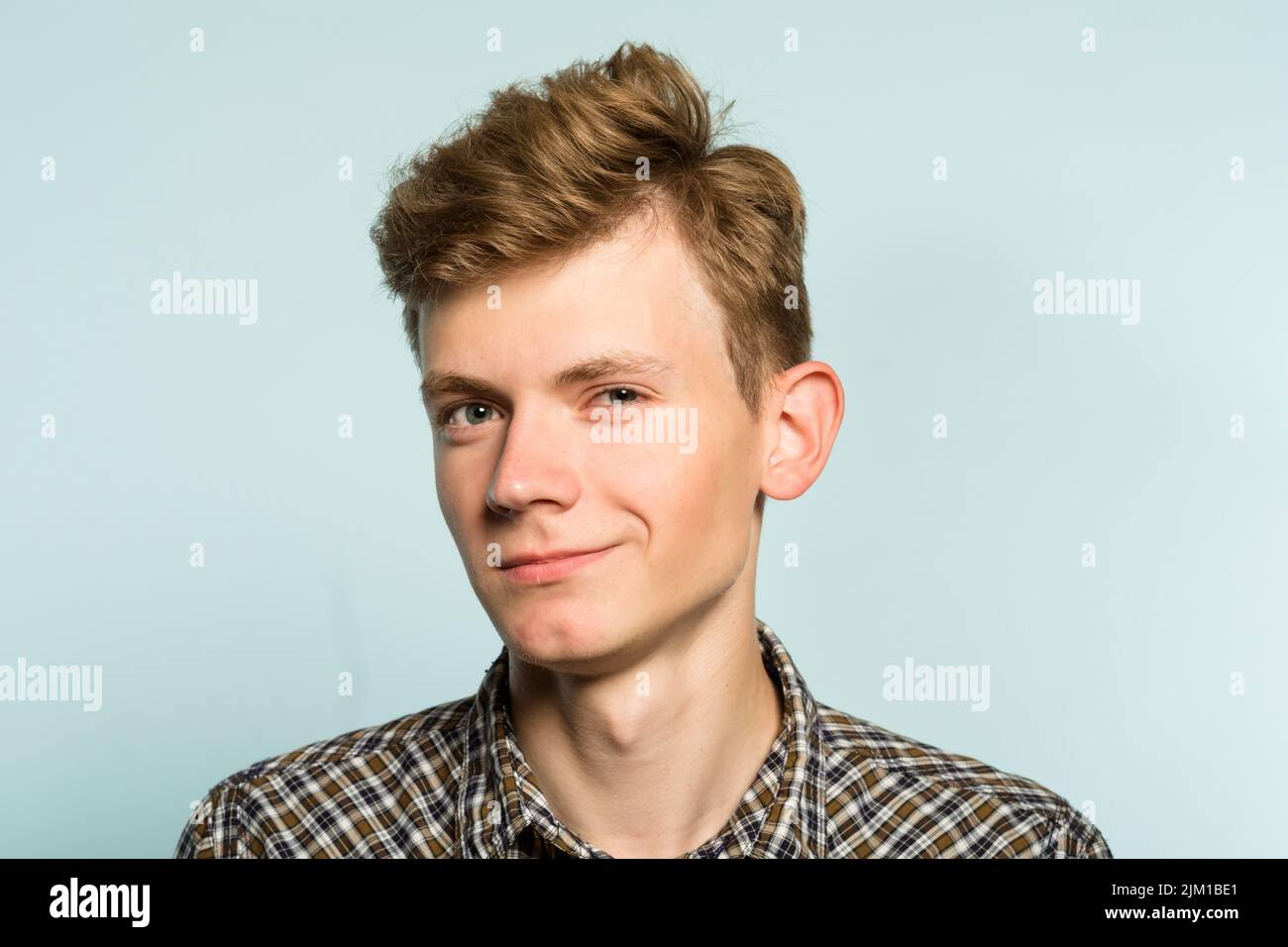 smug beau gars mystérieux sourire mignon geek Banque D'Images