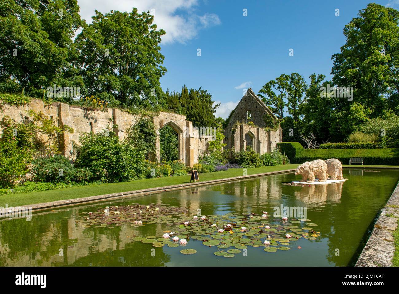 Étang et ruine de la Grange de la dîme, Château de Sudeley, Winchcombe, Gloucestershire, Angleterre Banque D'Images