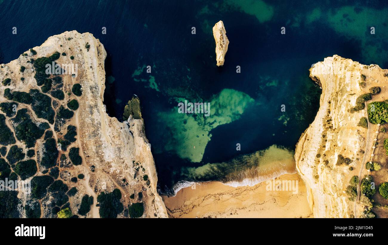 Praia do Carvalho, plage bengali. Tir de drone, topview. Algarve Portugal. Photo de haute qualité Banque D'Images