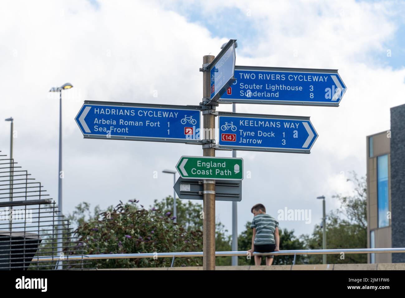 Panneau indiquant les directions aux cyclistes sur la voie cyclable NCN 72 d'Hadrien et d'autres routes, à South Shields, South Tyneside, Royaume-Uni. Banque D'Images