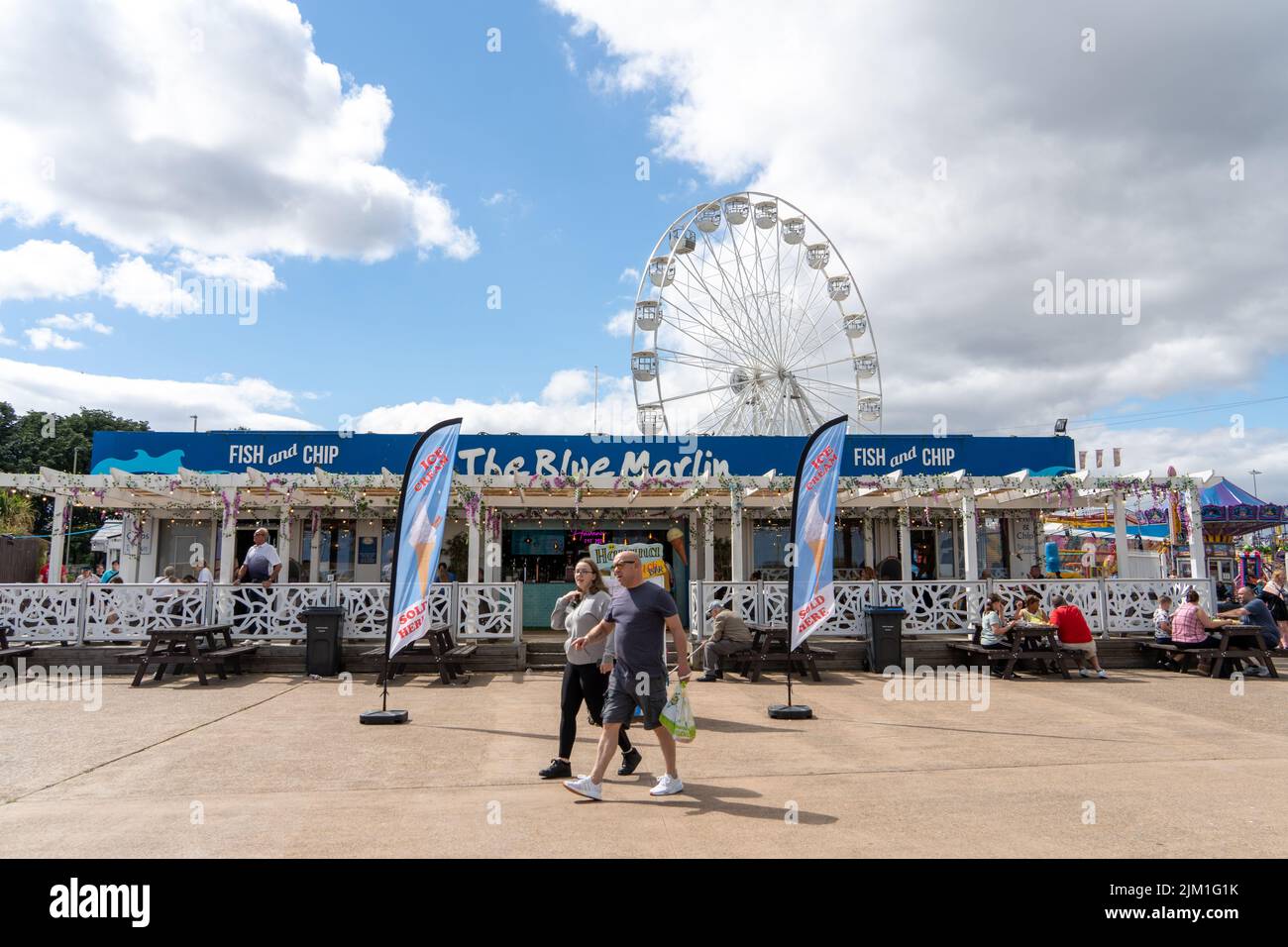 Le restaurant Blue Marlin Fish and Chips sur le front de mer, à South Shields, South Tyneside, Royaume-Uni, avec la Big Wheel derrière. Banque D'Images