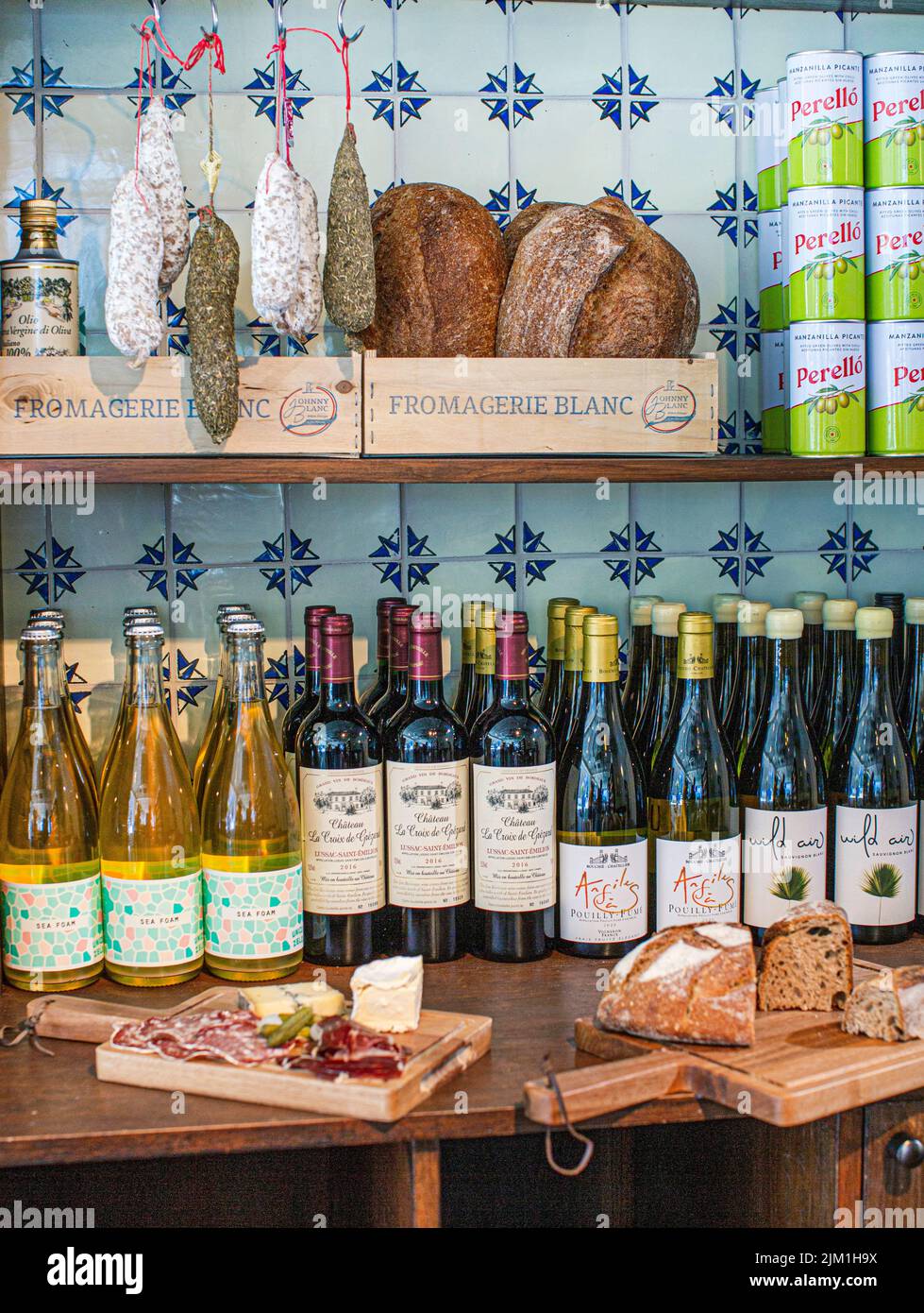 assiette de fromages et de charcuterie dans la cuisine rustique Banque D'Images