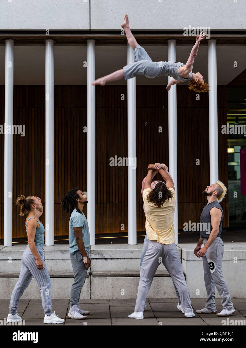 Édimbourg, Écosse, Royaume-Uni, 4th août 2022. Edinburgh Festival Fringe: À peine méthodique Troupe acrobats à la Fringe dans un spectacle appelé Kin avec des compétences de cirque et des exploits incroyables de force présentés dans le bâtiment informatique de l'Université d'Édimbourg avec une femme qui exécute un somersault. Crédit : Sally Anderson/Alay Live News Banque D'Images