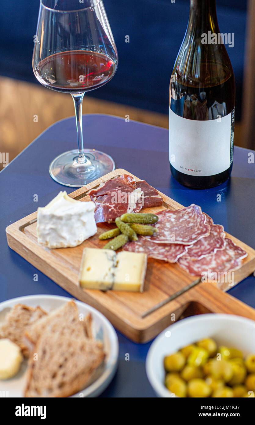 Vin rouge avec carte de charcuterie sur bois rustique Banque D'Images