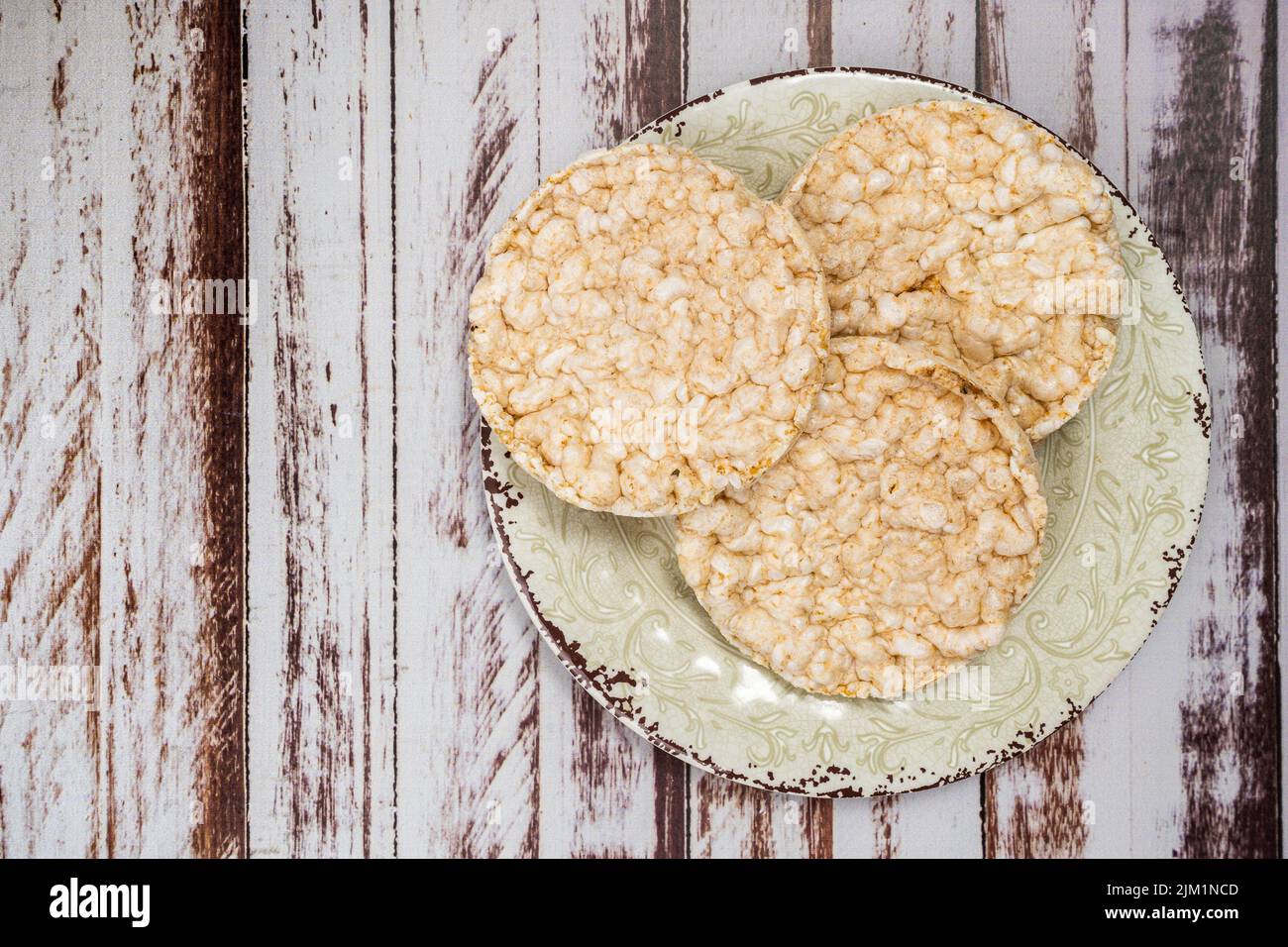 Des craquelins de riz ronds sur une table rustique en bois. Copier l'espace. Une alimentation saine et naturelle. Nourriture végétalienne. Vue de dessus Banque D'Images