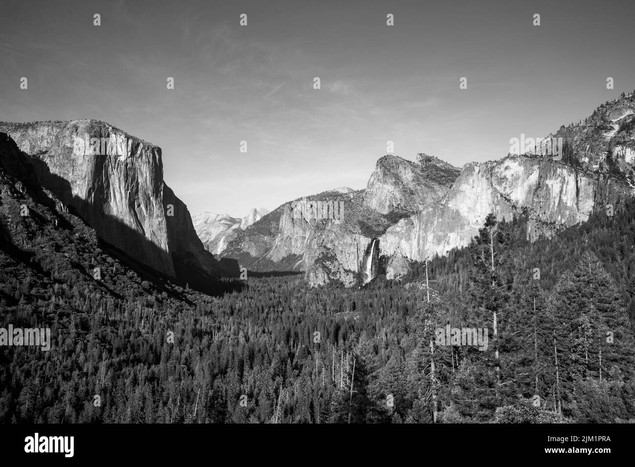Vue sur la vallée de yosemite avec le rocher el Capitan et la chute d'eau Bridal Veil, États-Unis Banque D'Images