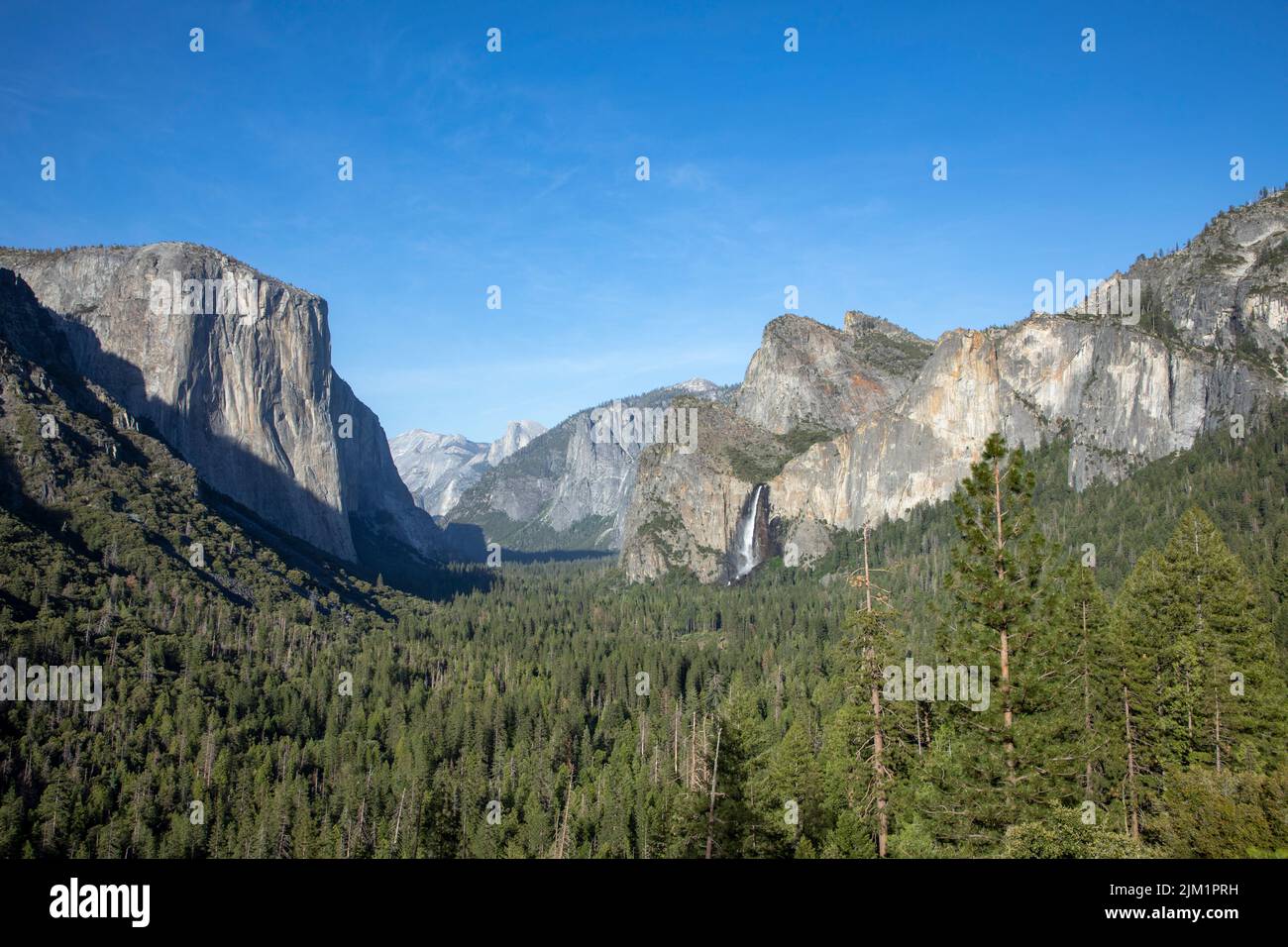Vue sur la vallée de yosemite avec le rocher el Capitan et la chute d'eau Bridal Veil, États-Unis Banque D'Images