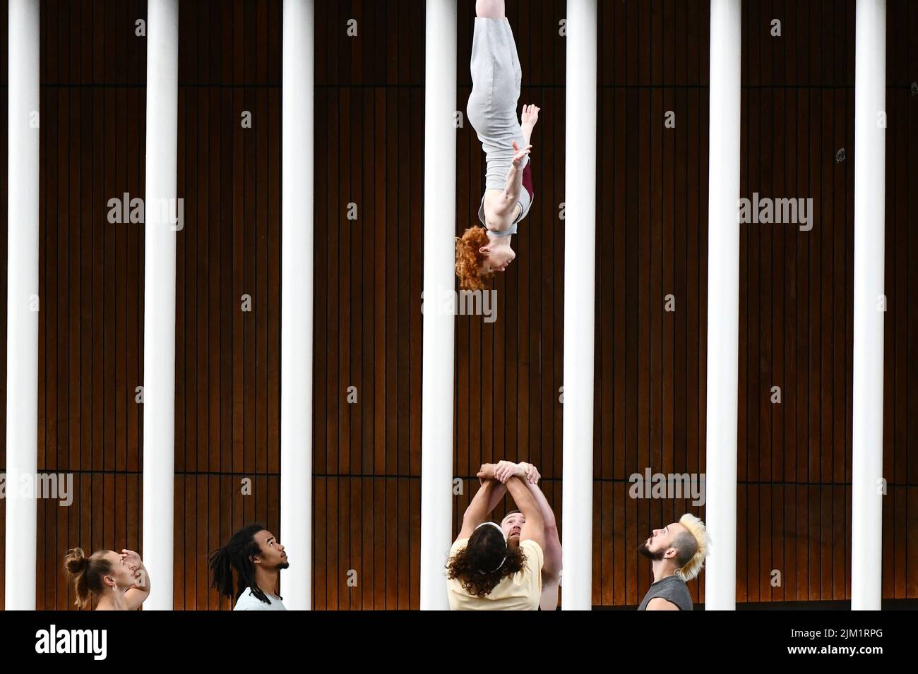 Edinburgh, Écosse, Royaume-Uni, 04 août 2022. À peine méthodique troupe KIN, photocall à l'École d'informatique qui reflète les plinthes vus dans le spectacle de scène. Crédit sst/alamy Live news Banque D'Images