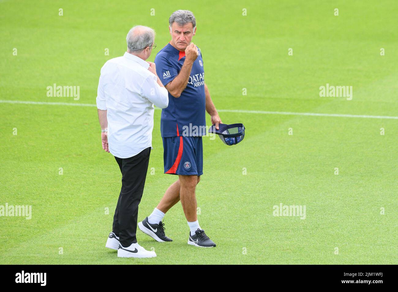 Paris, France. 04/08/2022, le nouvel entraîneur-chef du PSG, Christophe Galtier et Luis Campos, lors de l'entraînement de Paris Saint-Germain au Camp des Loges sur 04 août 2022 à Saint-Germain-en-Laye près de Paris, France. Photo de Laurent Zabulon/ABACAPRESS.COM Banque D'Images