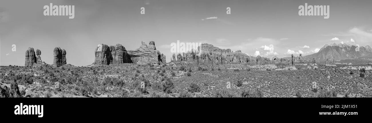 Vue panoramique sur le rocher équilibré dans le parc national d'Arches, États-Unis Banque D'Images