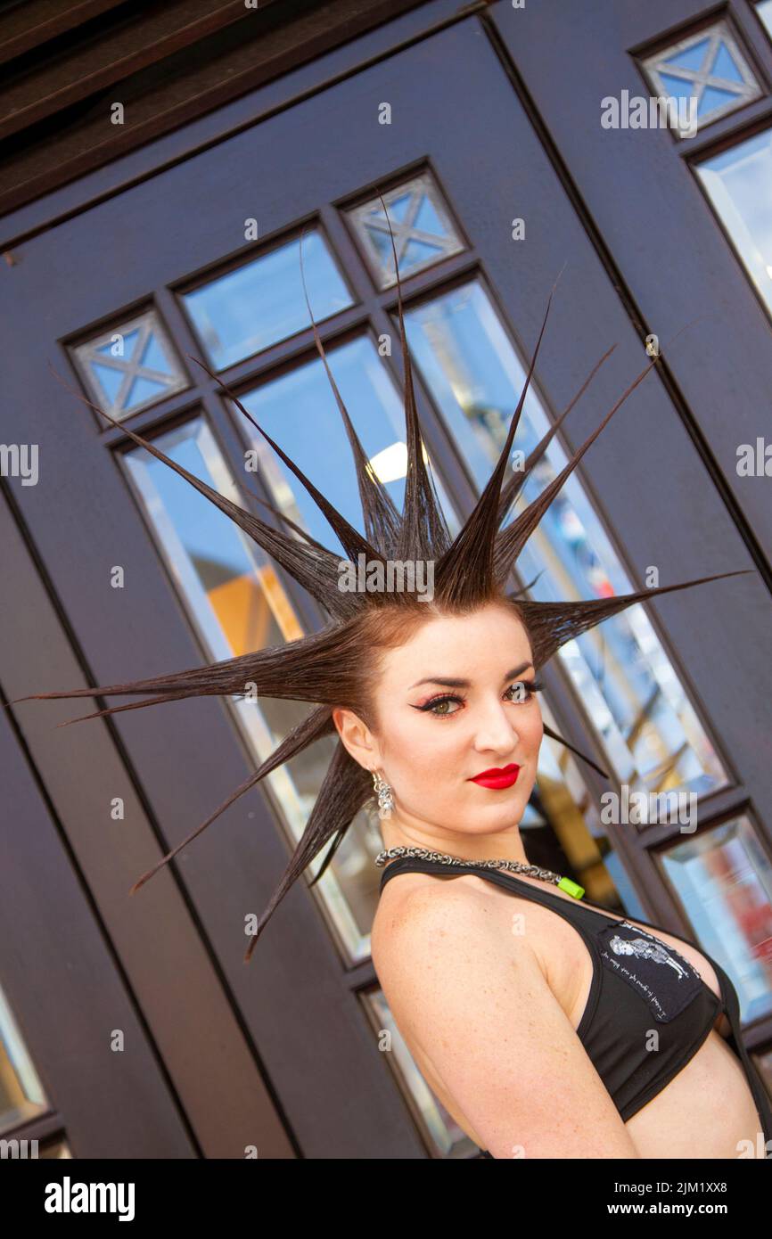 Blackpool, Lancashire, Royaume-Uni. 4th août 2022. Erin Micklow, actrice américaine SAG-AFTRA, styliste de garde-robe, animateur YouTuber influenceur. Punk sous-culture, idéologies, mode, avec coiffures et coloriage Mohican au festival Punk Rebellion aux jardins d'hiver. Une protestation contre les attitudes et les comportements conventionnels, un choc des cultures anti-establishment, des mohawks, des épingles de sécurité et une charge d'attitude à la ville de bord de mer tandis que les punks participant au festival annuel de musique rock Rebellion aux jardins d'hiver se côtoient avec les vacanciers traditionnels. Banque D'Images