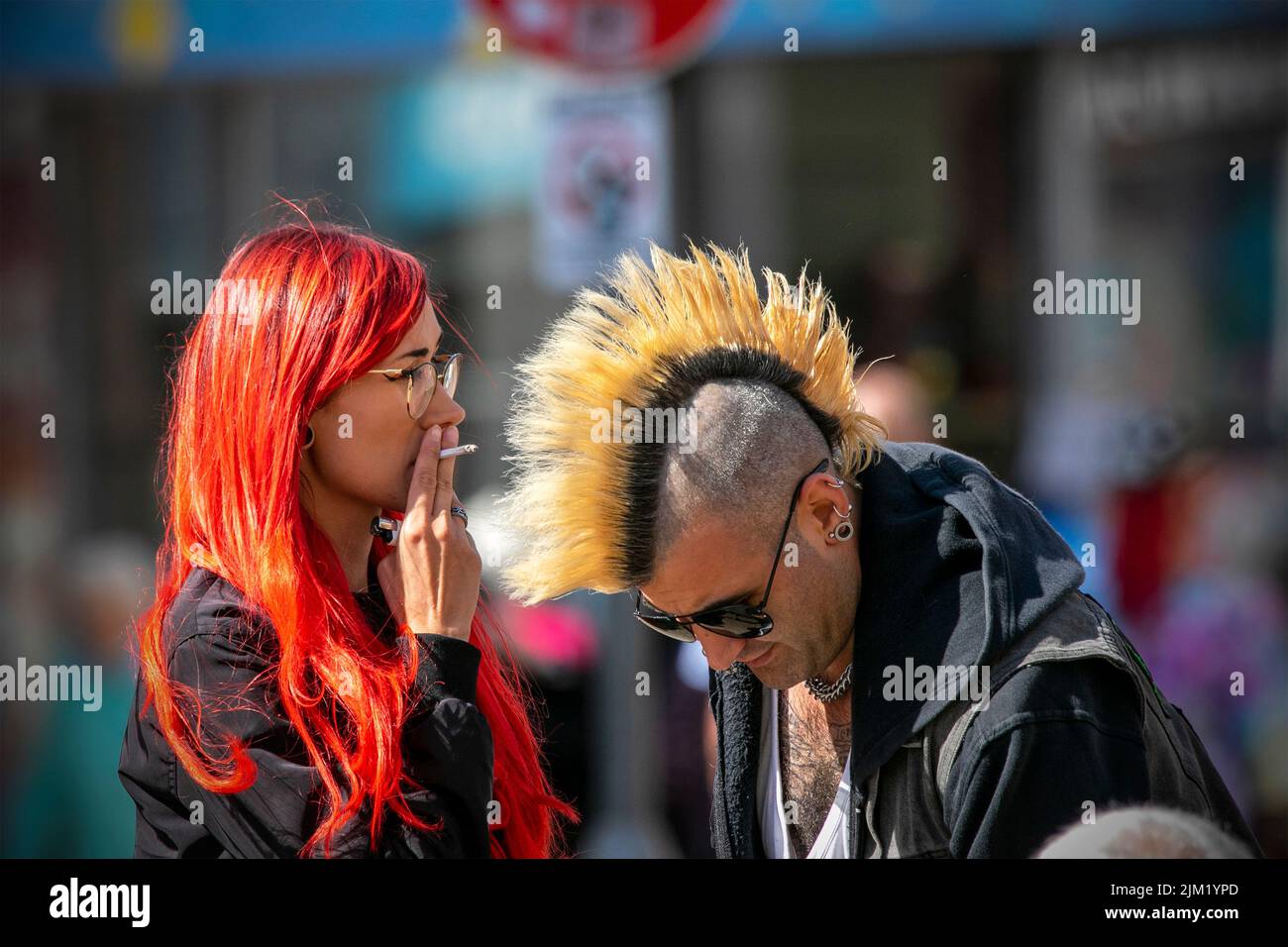 Blackpool, Lancashire, Royaume-Uni. 4th août 2022. La sous-culture punk, les idéologies, la mode, avec des coiffures mohican teints et la coloration au festival Punk Rebellion aux jardins d'hiver. Une protestation contre les attitudes et les comportements conventionnels, un choc des cultures anti-establishment, des mohawks, des épingles de sécurité et une charge d'attitude à la ville de bord de mer tandis que les punks participant au festival annuel de musique rock Rebellion aux jardins d'hiver se côtoient avec les vacanciers traditionnels. Banque D'Images