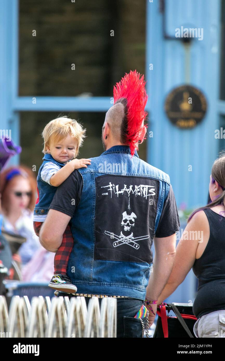 Blackpool, Lancashire, Royaume-Uni. 4th août 2022. La sous-culture punk, les idéologies, la mode, avec des coiffures mohican teints et la coloration au festival Punk Rebellion aux jardins d'hiver. Une protestation contre les attitudes et les comportements conventionnels, un choc des cultures anti-establishment, des mohawks, des épingles de sécurité et une charge d'attitude à la ville de bord de mer tandis que les punks participant au festival annuel de musique rock Rebellion aux jardins d'hiver se côtoient avec les vacanciers traditionnels. Banque D'Images