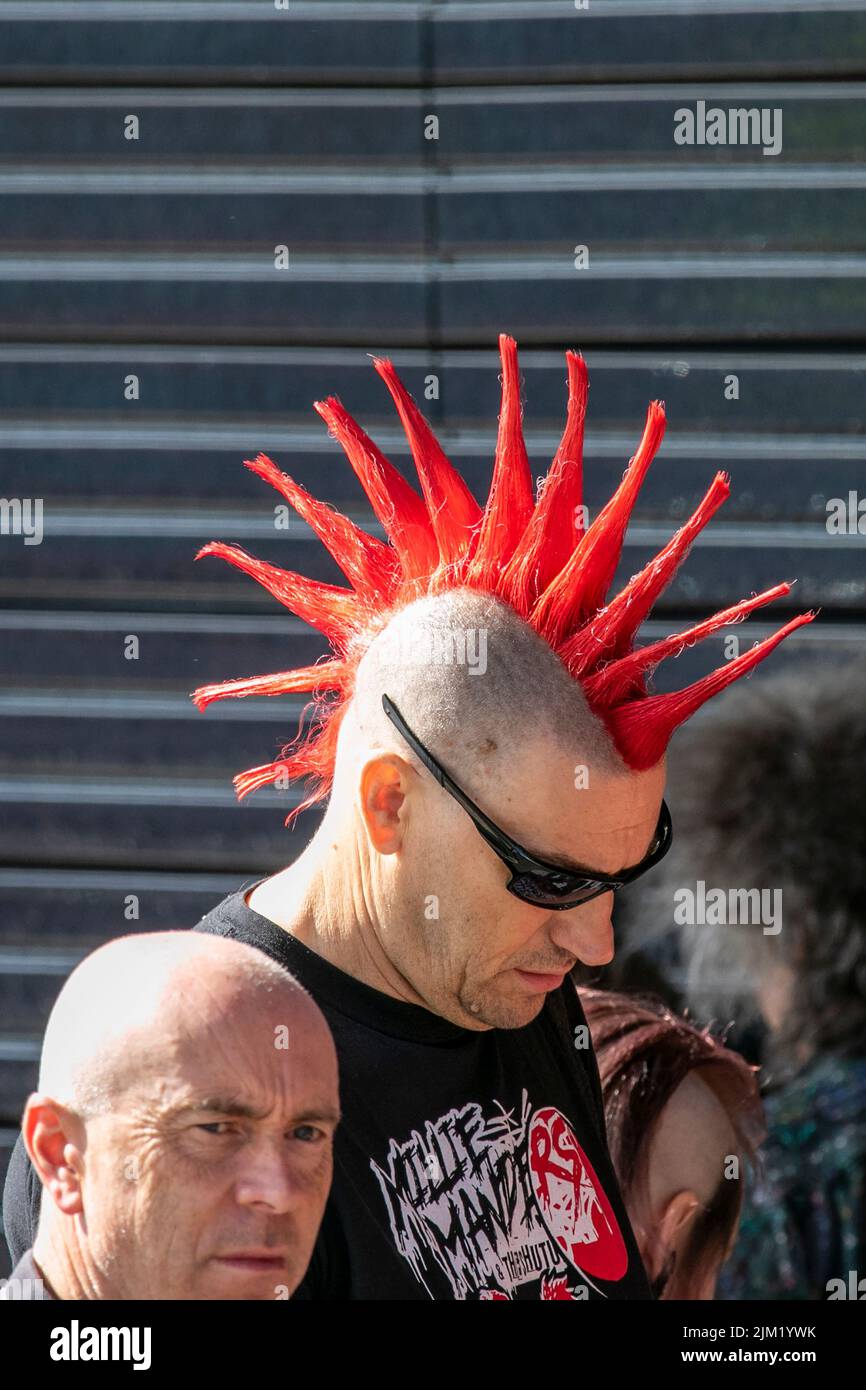 Blackpool, Lancashire, Royaume-Uni. 4th août 2022. La sous-culture punk, les idéologies, la mode, avec des coiffures mohican teints et la coloration au festival Punk Rebellion aux jardins d'hiver. Une protestation contre les attitudes et les comportements conventionnels, un choc des cultures anti-establishment, des mohawks, des épingles de sécurité et une charge d'attitude à la ville de bord de mer tandis que les punks participant au festival annuel de musique rock Rebellion aux jardins d'hiver se côtoient avec les vacanciers traditionnels. Banque D'Images