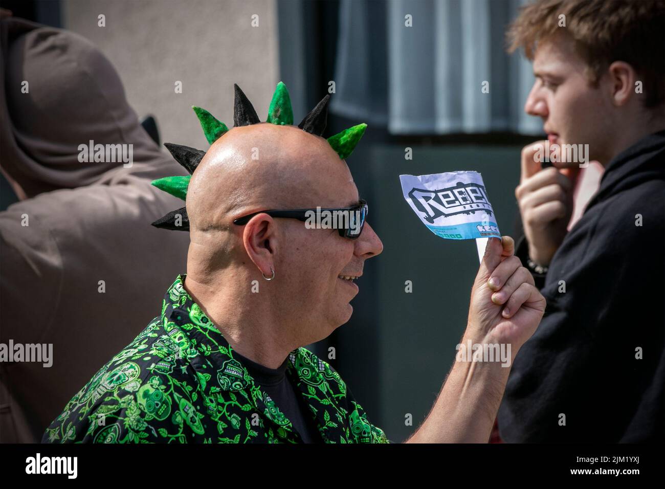 Blackpool, Lancashire, Royaume-Uni. 4th août 2022. La sous-culture punk, les idéologies, la mode, avec des coiffures mohican teints et la coloration au festival Punk Rebellion aux jardins d'hiver. Une protestation contre les attitudes et les comportements conventionnels, un choc des cultures anti-establishment, des mohawks, des épingles de sécurité et une charge d'attitude à la ville de bord de mer tandis que les punks participant au festival annuel de musique rock Rebellion aux jardins d'hiver se côtoient avec les vacanciers traditionnels. Banque D'Images