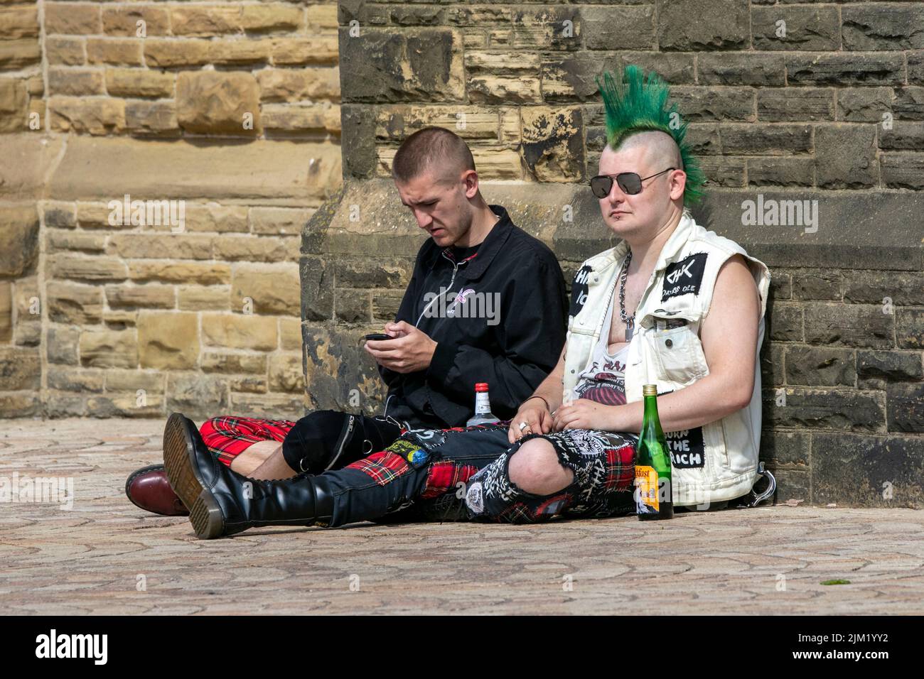 Blackpool, Lancashire, Royaume-Uni. 4th août 2022. La sous-culture punk, les idéologies, la mode, avec des coiffures mohican teints et la coloration au festival Punk Rebellion aux jardins d'hiver. Une protestation contre les attitudes et les comportements conventionnels, un choc des cultures anti-establishment, des mohawks, des épingles de sécurité et une charge d'attitude à la ville de bord de mer tandis que les punks participant au festival annuel de musique rock Rebellion aux jardins d'hiver se côtoient avec les vacanciers traditionnels. Banque D'Images
