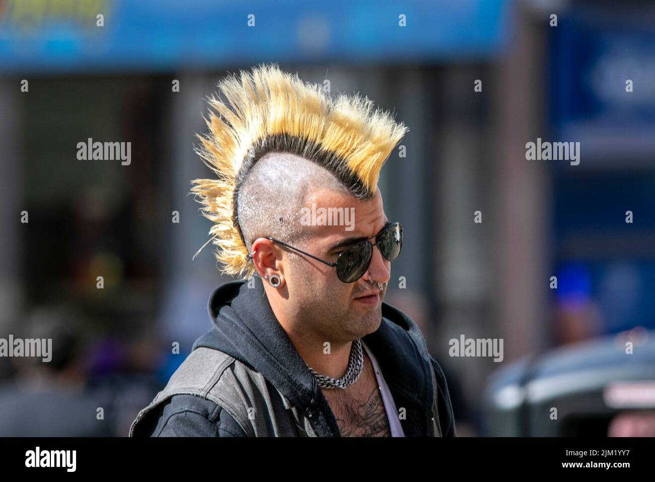 Blackpool, Lancashire, Royaume-Uni. 4th août 2022. La sous-culture punk, les idéologies, la mode, avec des coiffures mohican teints et la coloration au festival Punk Rebellion aux jardins d'hiver. Une protestation contre les attitudes et les comportements conventionnels, un choc des cultures anti-establishment, des mohawks, des épingles de sécurité et une charge d'attitude à la ville de bord de mer tandis que les punks participant au festival annuel de musique rock Rebellion aux jardins d'hiver se côtoient avec les vacanciers traditionnels. Banque D'Images