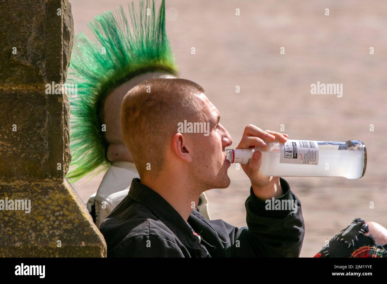 Blackpool, Lancashire, Royaume-Uni. 4th août 2022. La sous-culture punk, les idéologies, la mode, avec des coiffures mohican teints et la coloration au festival Punk Rebellion aux jardins d'hiver. Une protestation contre les attitudes et les comportements conventionnels, un choc des cultures anti-establishment, des mohawks, des épingles de sécurité et une charge d'attitude à la ville de bord de mer tandis que les punks participant au festival annuel de musique rock Rebellion aux jardins d'hiver se côtoient avec les vacanciers traditionnels. Banque D'Images