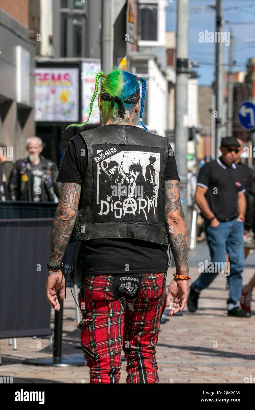 Blackpool, Lancashire, Royaume-Uni. 4th août 2022. La sous-culture punk, les idéologies, la mode, avec des coiffures mohican teints et la coloration au festival Punk Rebellion aux jardins d'hiver. Une protestation contre les attitudes et les comportements conventionnels, un choc des cultures anti-establishment, des mohawks, des épingles de sécurité et une charge d'attitude à la ville de bord de mer tandis que les punks participant au festival annuel de musique rock Rebellion aux jardins d'hiver se côtoient avec les vacanciers traditionnels. Banque D'Images