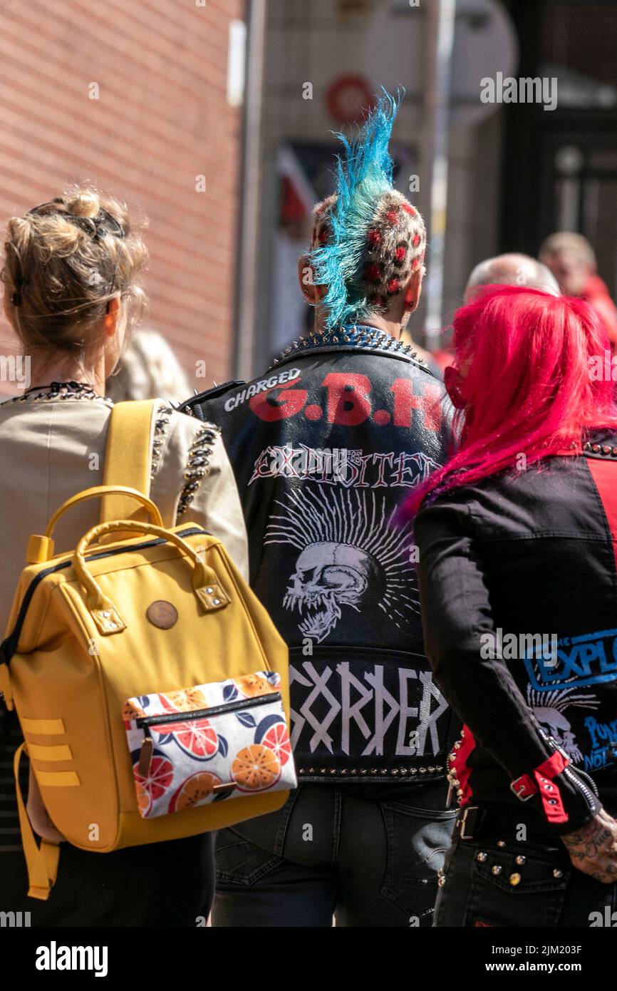 Blackpool, Lancashire, Royaume-Uni. 4th août 2022. La sous-culture punk, les idéologies, la mode, avec des coiffures mohican teints et la coloration au festival Punk Rebellion aux jardins d'hiver. Une protestation contre les attitudes et les comportements conventionnels, un choc des cultures anti-establishment, des mohawks, des épingles de sécurité et une charge d'attitude à la ville de bord de mer tandis que les punks participant au festival annuel de musique rock Rebellion aux jardins d'hiver se côtoient avec les vacanciers traditionnels. Banque D'Images