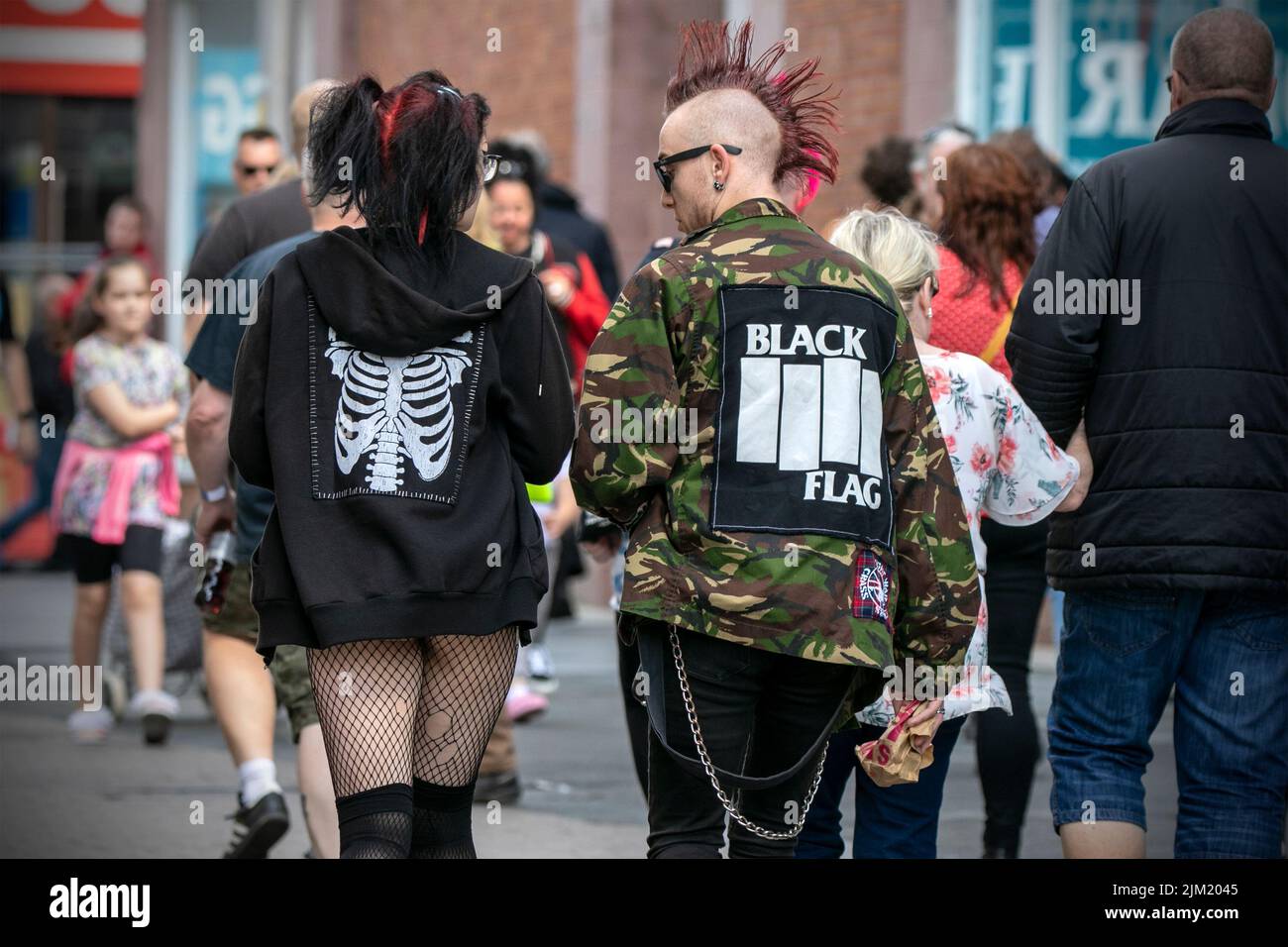 Blackpool, Lancashire, Royaume-Uni. 4th août 2022. La sous-culture punk, les idéologies, la mode, avec des coiffures mohican teints et la coloration au festival Punk Rebellion aux jardins d'hiver. Une protestation contre les attitudes et les comportements conventionnels, un choc des cultures anti-establishment, des mohawks, des épingles de sécurité et une charge d'attitude à la ville de bord de mer tandis que les punks participant au festival annuel de musique rock Rebellion aux jardins d'hiver se côtoient avec les vacanciers traditionnels. Banque D'Images