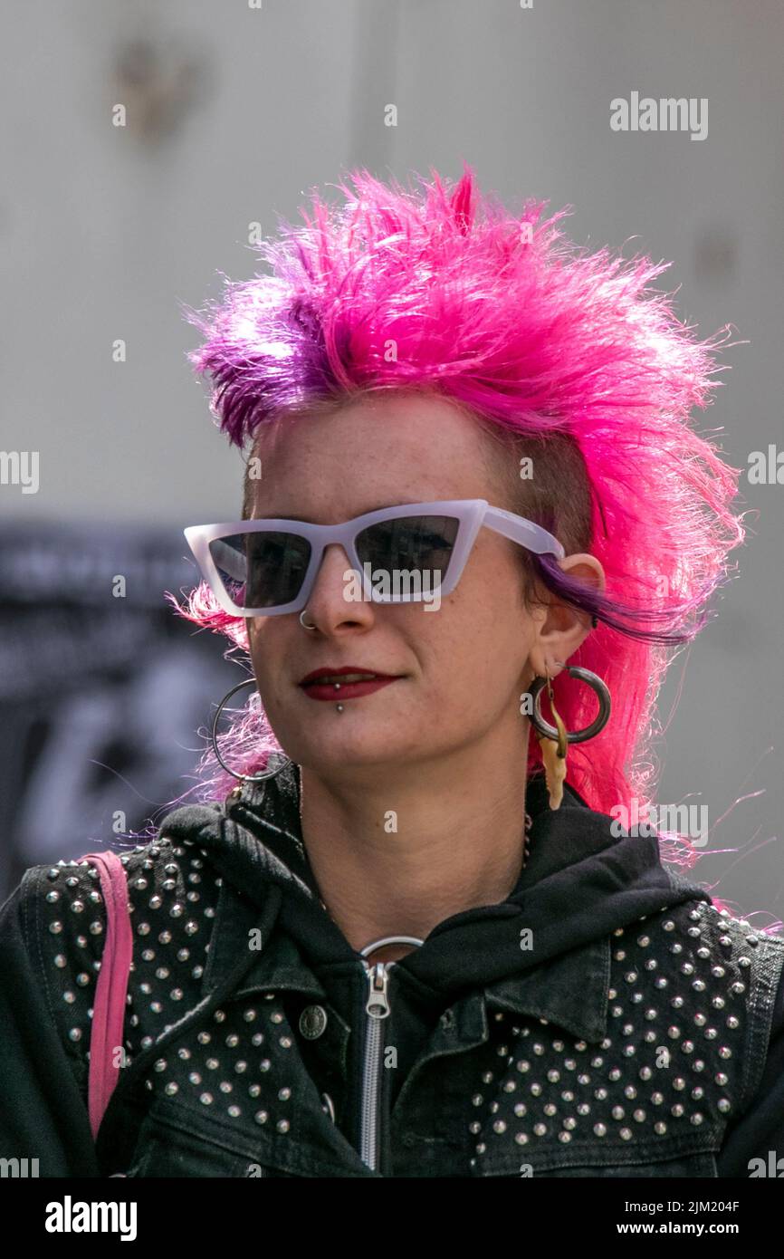 Blackpool, Lancashire, Royaume-Uni. 4th août 2022. La sous-culture punk, les idéologies, la mode, avec des coiffures mohican teints et la coloration au festival Punk Rebellion aux jardins d'hiver. Une protestation contre les attitudes et les comportements conventionnels, un choc des cultures anti-establishment, des mohawks, des épingles de sécurité et une charge d'attitude à la ville de bord de mer tandis que les punks participant au festival annuel de musique rock Rebellion aux jardins d'hiver se côtoient avec les vacanciers traditionnels. Banque D'Images