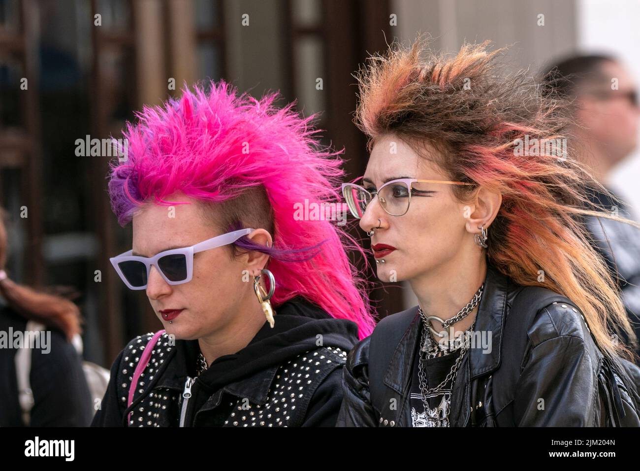 Blackpool, Lancashire, Royaume-Uni. 4th août 2022. La sous-culture punk, les idéologies, la mode, avec des coiffures mohican teints et la coloration au festival Punk Rebellion aux jardins d'hiver. Une protestation contre les attitudes et les comportements conventionnels, un choc des cultures anti-establishment, des mohawks, des épingles de sécurité et une charge d'attitude à la ville de bord de mer tandis que les punks participant au festival annuel de musique rock Rebellion aux jardins d'hiver se côtoient avec les vacanciers traditionnels. Banque D'Images