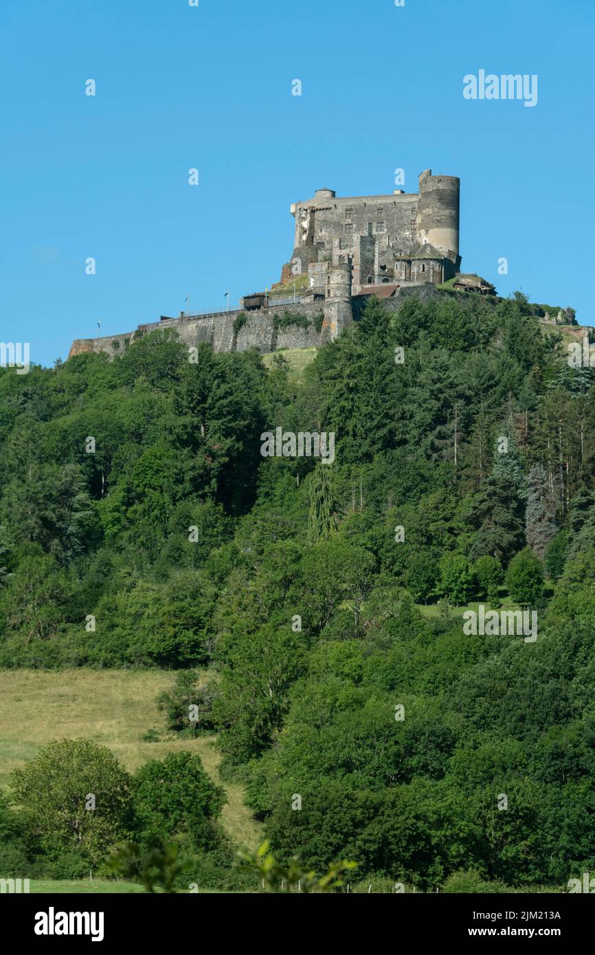 Château de Murol, Murol construit sur un promontoire de basalte au 13th siècle. Parc naturel des volcans d'Auvergne, Puy de Dome , Auvergne Rhone Alpes, France Banque D'Images