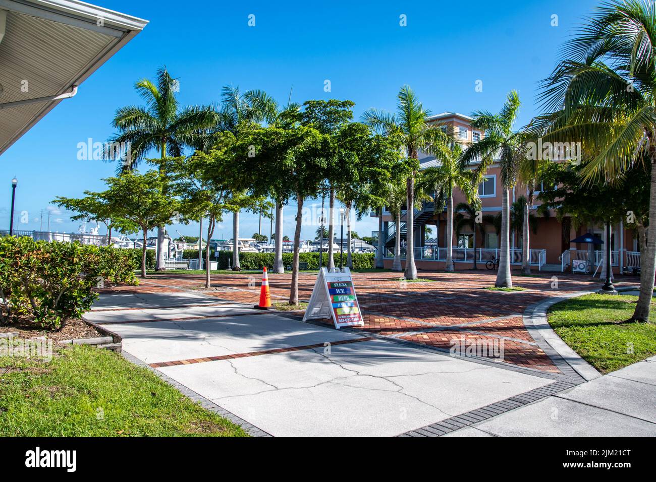 Harborwalk Waterfront Multi-use path à Punta Gorda, Floride, Charlotte County, Barron collier Bridge vu au loin. Parcs et activités de plein air Banque D'Images